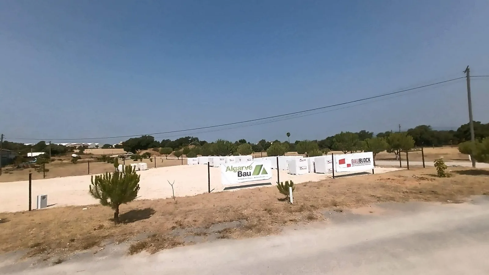 Algarve Bau und BAUBLOCK Lagerplatz mit beschildertem Bestand im Algarve.