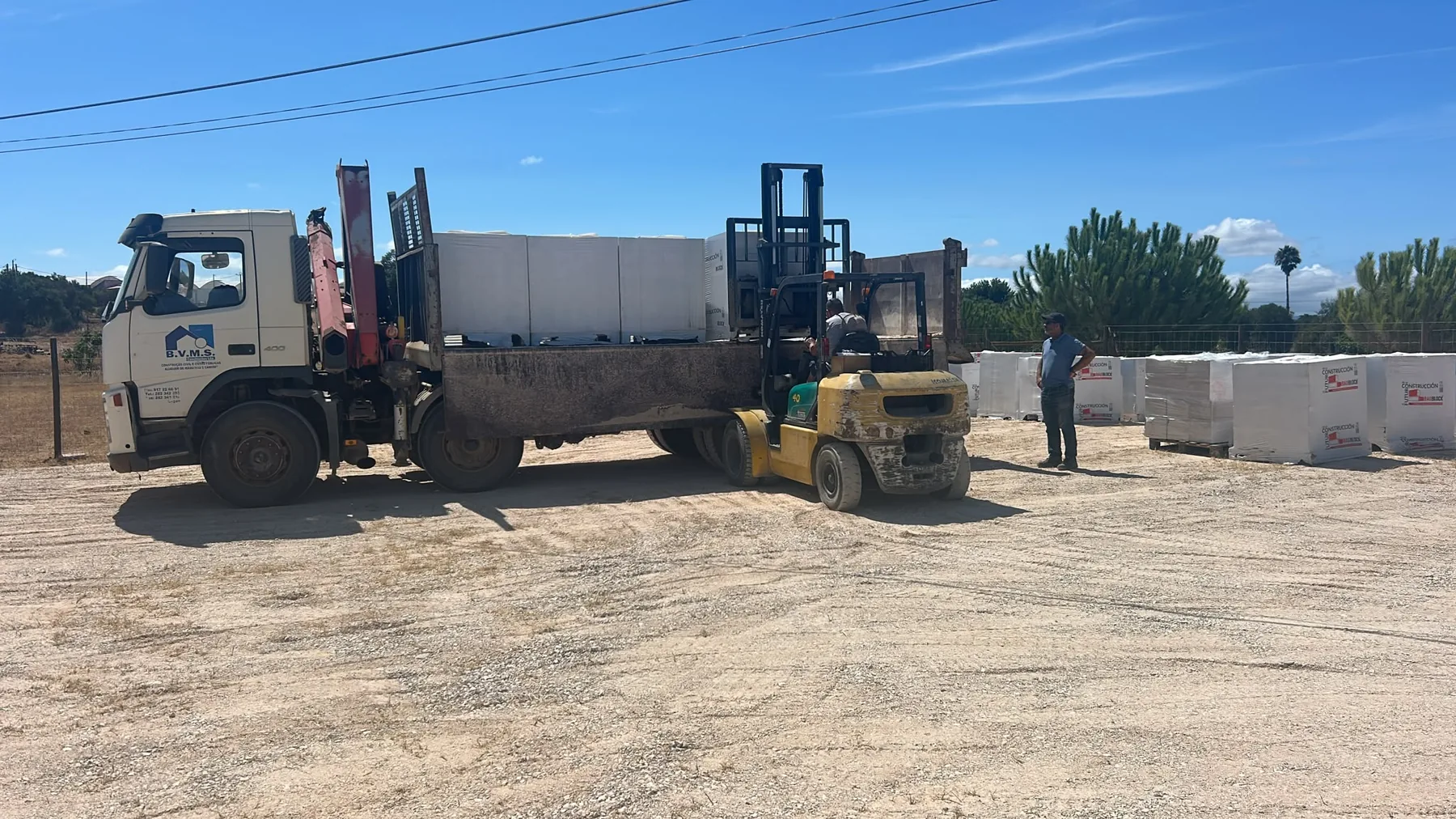 BAUBLOCK Lager- und Lieferlogistik mit Lkw und Gabelstapler an der Algarve.