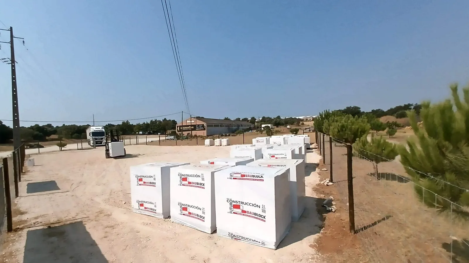 Produtos BAUBLOCK paletizados na Algarve Bau para encomenda e entrega no Algarve.