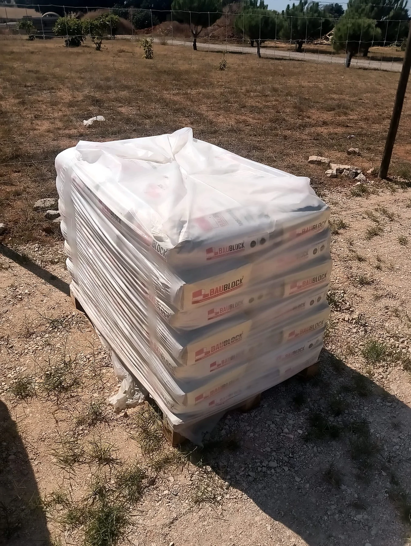 Stock atual de argamassa cola BAUBLOCK na Algarve Bau.