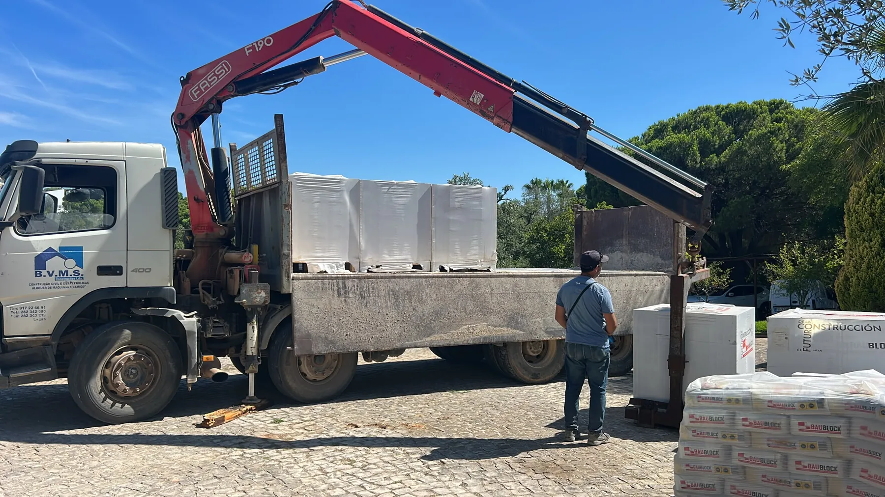 Entrega BAUBLOCK de betão celular com camião-grua no Algarve.