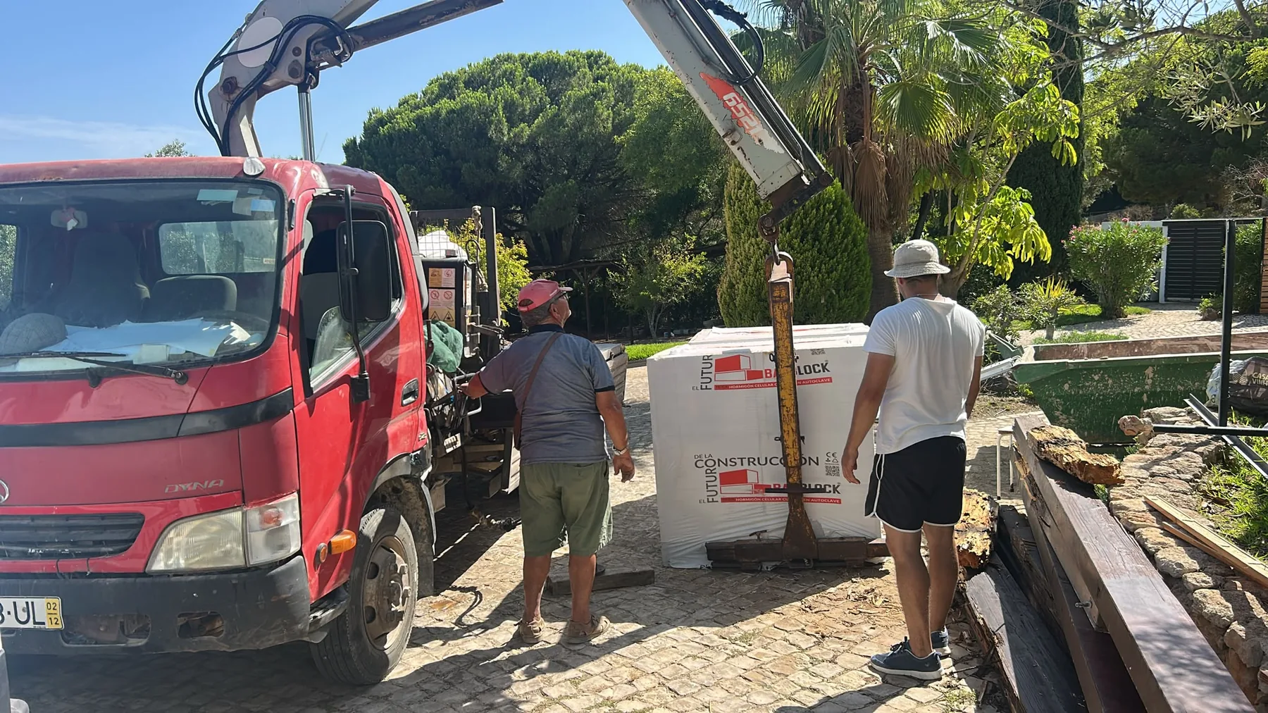 Entrega de palete BAUBLOCK numa obra no Algarve.