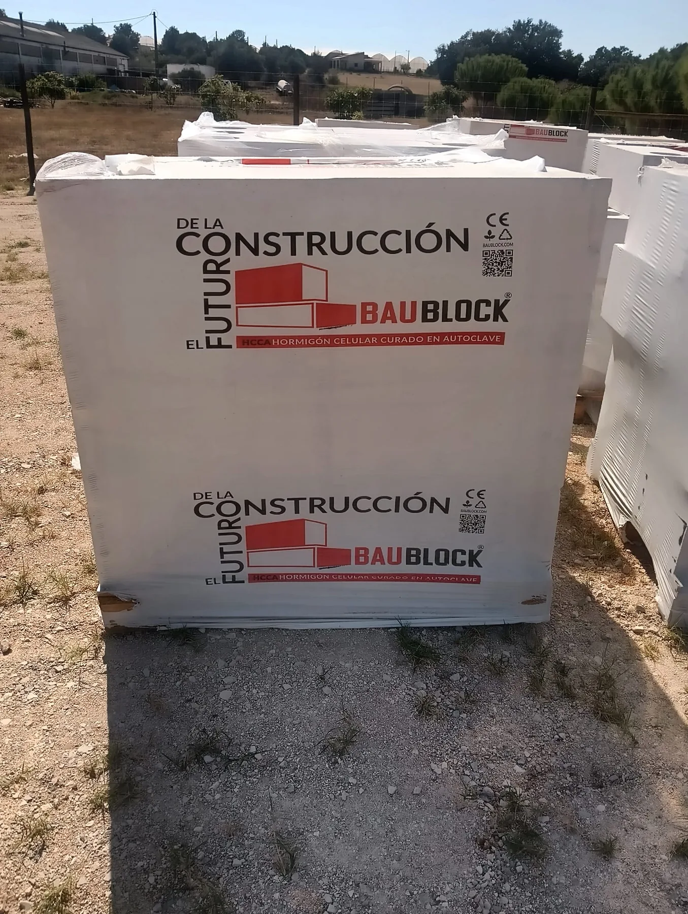 Palete BAUBLOCK de betão celular embalada em stock local no Algarve.