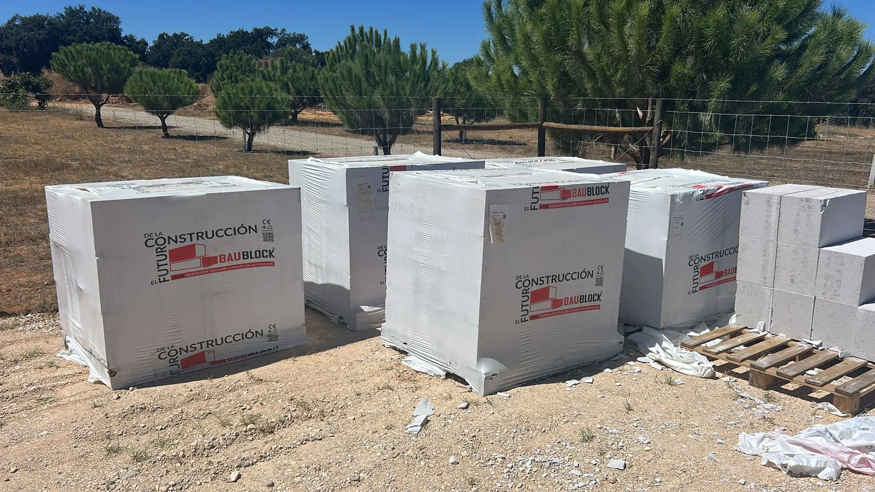 Paletes e blocos BAUBLOCK de betão celular em stock local no Algarve.