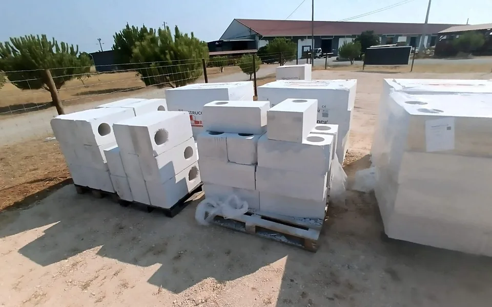 Camião de entrega BAUBLOCK no Algarve para o guia de encomendas e entregas.